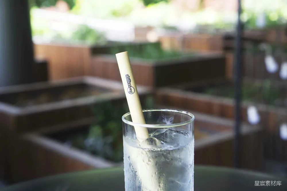 高清摄影  清饮玻璃杯配白 straw
