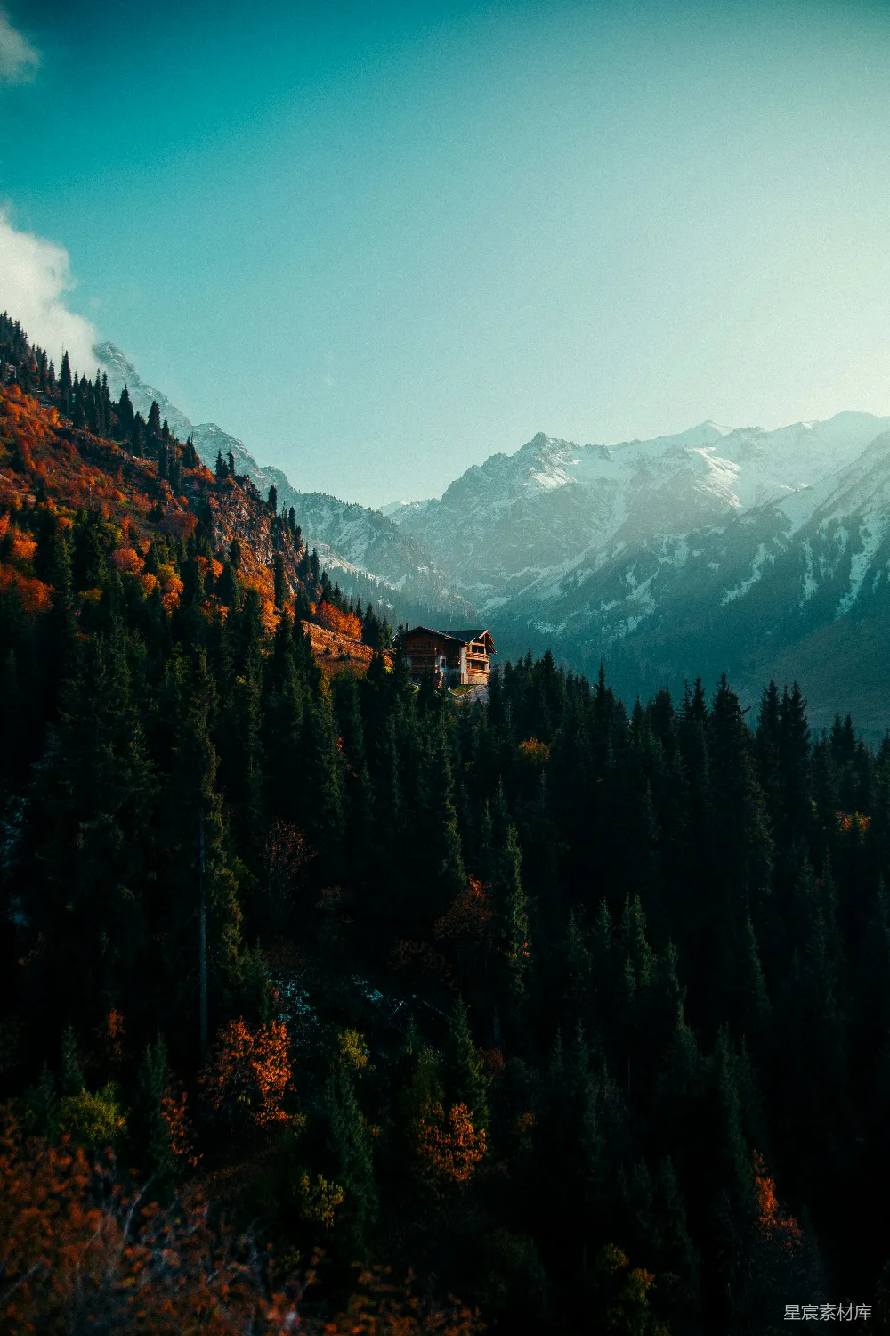 高清摄影  山顶上有座房子的山