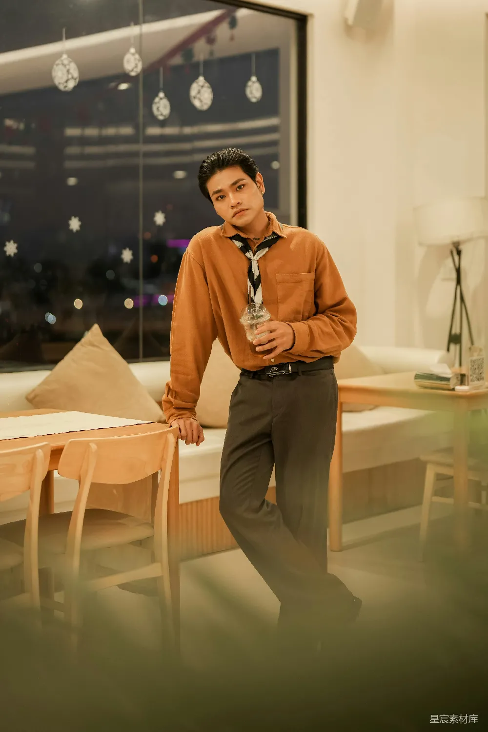 高清摄影 穿着复古服装的年轻男子手持一杯酒 indoors。