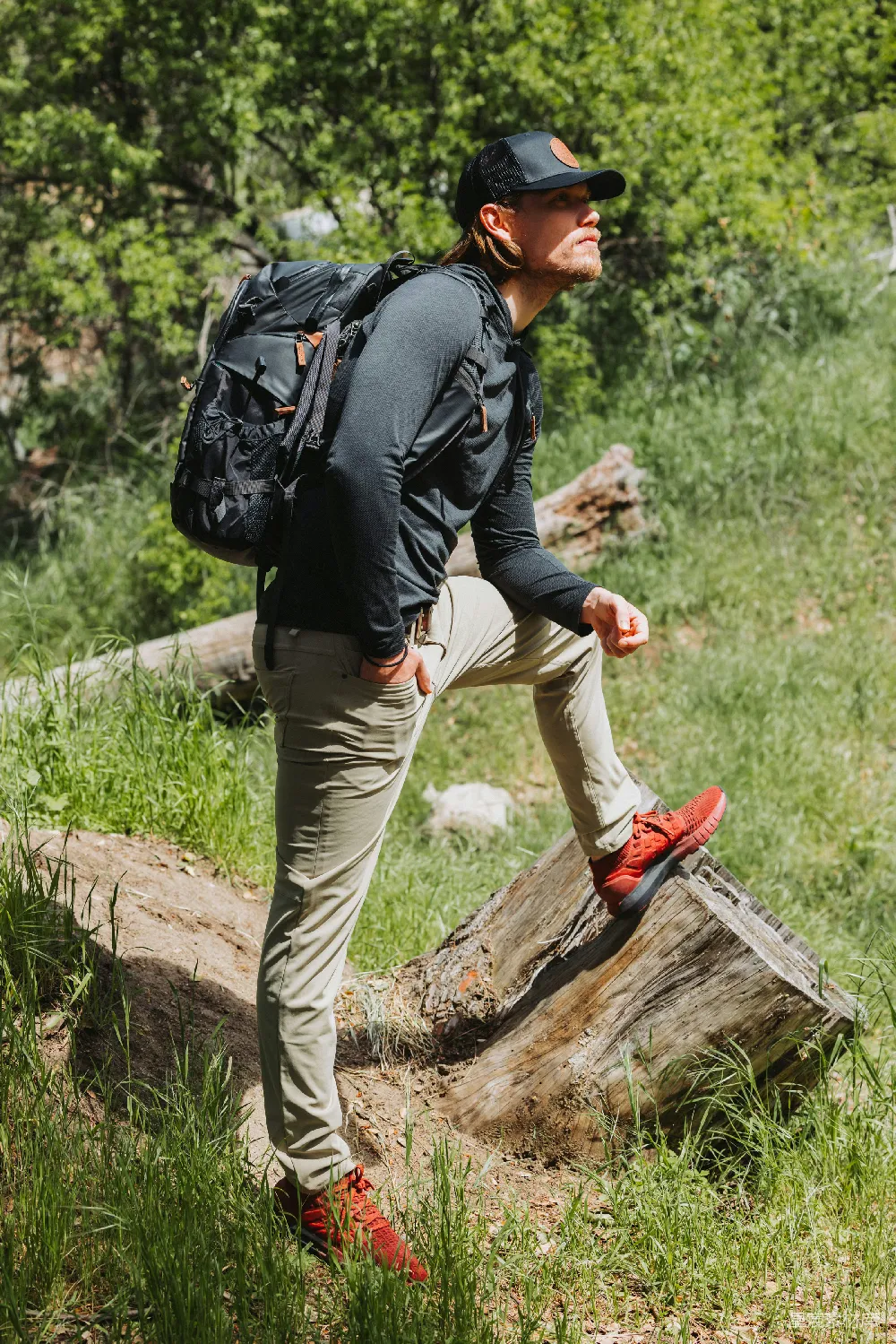 高清摄影 背着背包的男人站在一根木头上