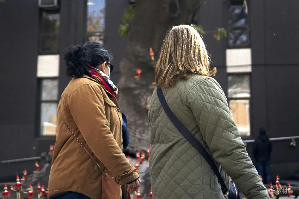 高清摄影  一个男人和一个女人亲吻