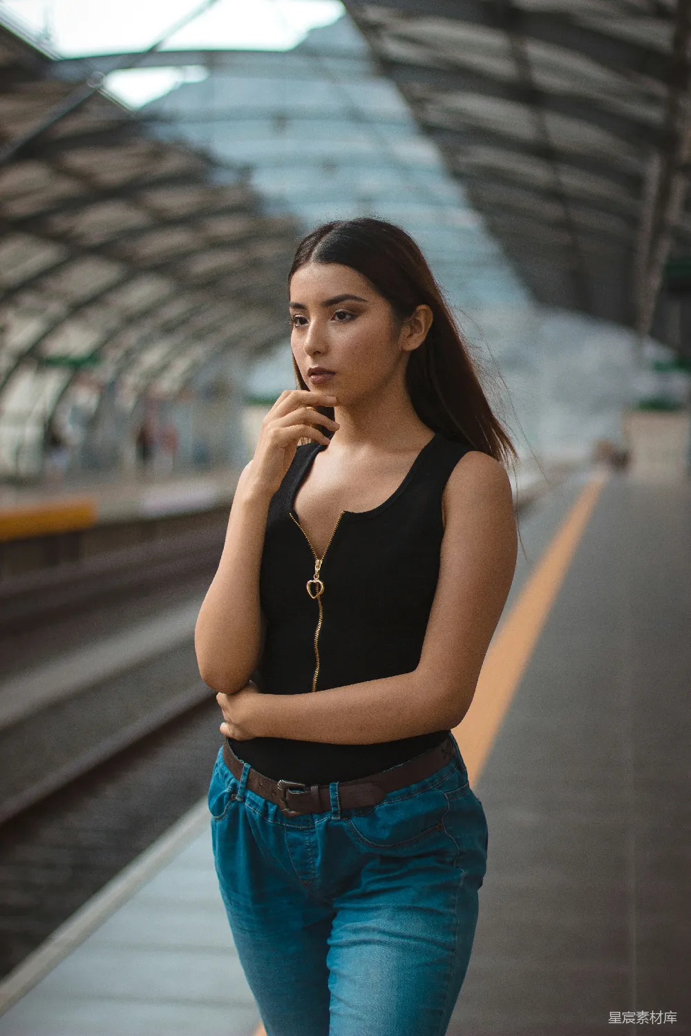 高清摄影  站台上站着一名妇女