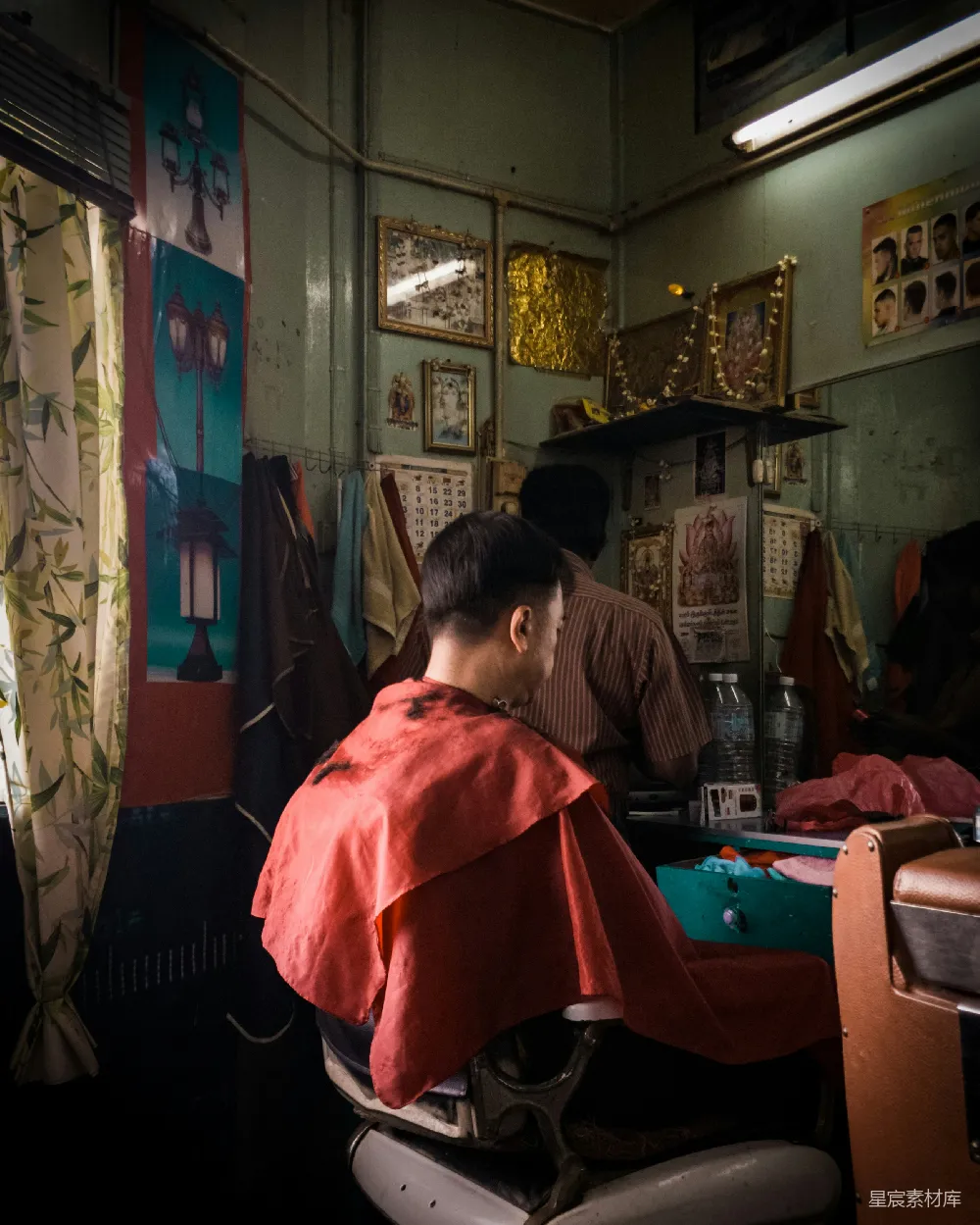 高清摄影 红发男子修剪斗篷