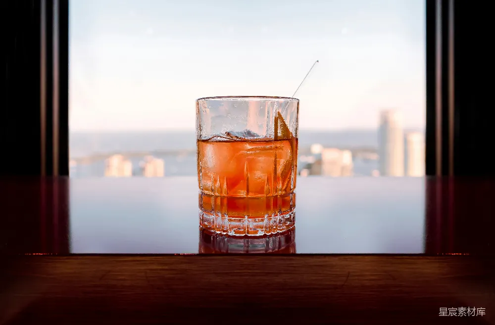 高清摄影  桌上的酒杯