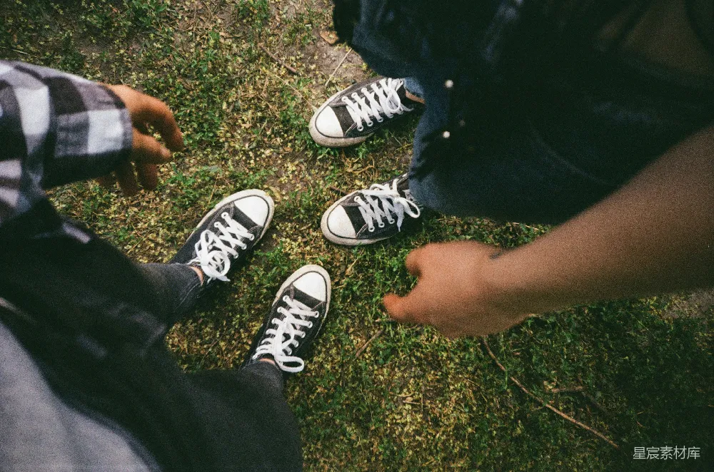 高清摄影  身穿黑白Converse All Star低帮运动鞋的人