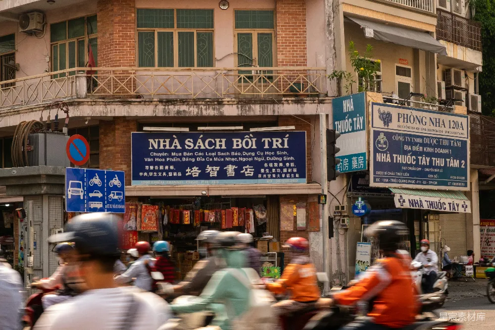高清摄影 一群人在街上骑摩托车