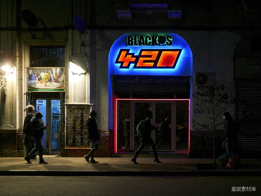 高清摄影  一群人在走出一栋建筑物
