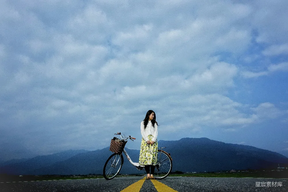 高清摄影  女人站在路边的自行车旁