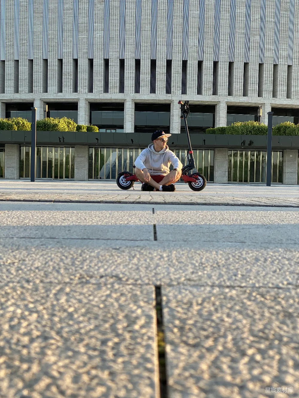 高清摄影 黑衣人骑在黑白相间的自行车上，在灰色混凝土路上白天行驶。