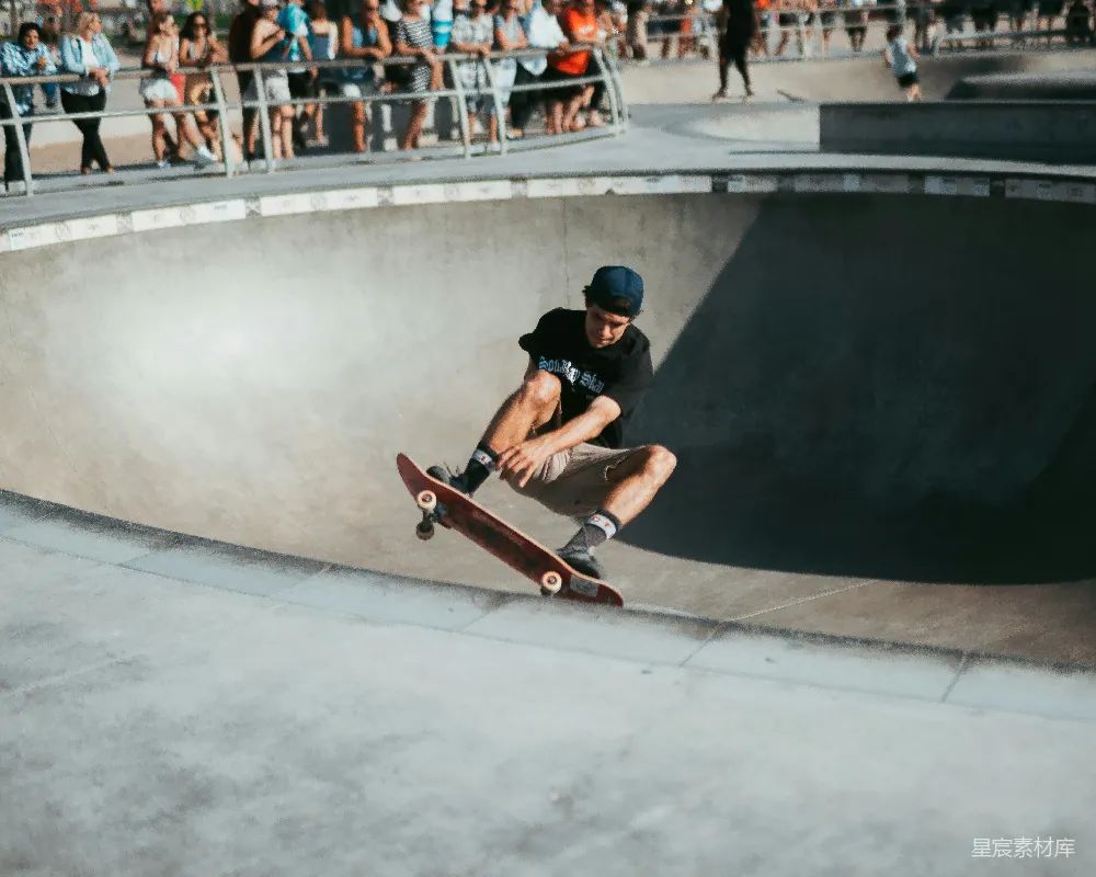 高清摄影  男人在 skateboard 道路上滑板