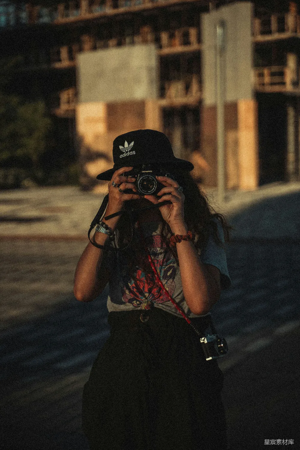 高清摄影  黑色上衣的女人正拿着黑色尼康 DSLR 摄影相机。