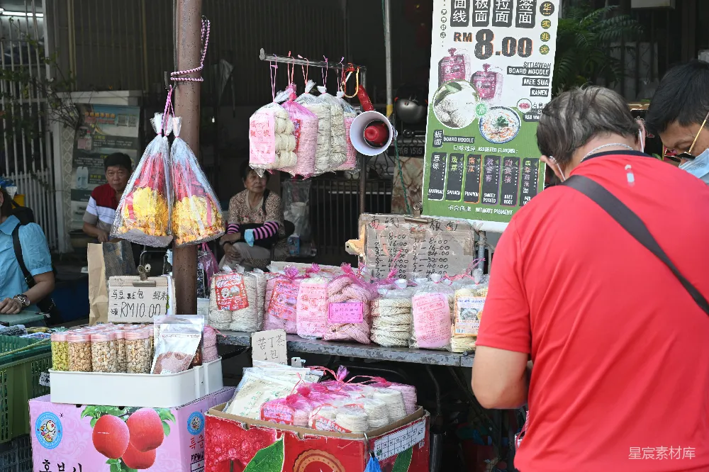 高清摄影 街头小贩出售包装食品和水果。