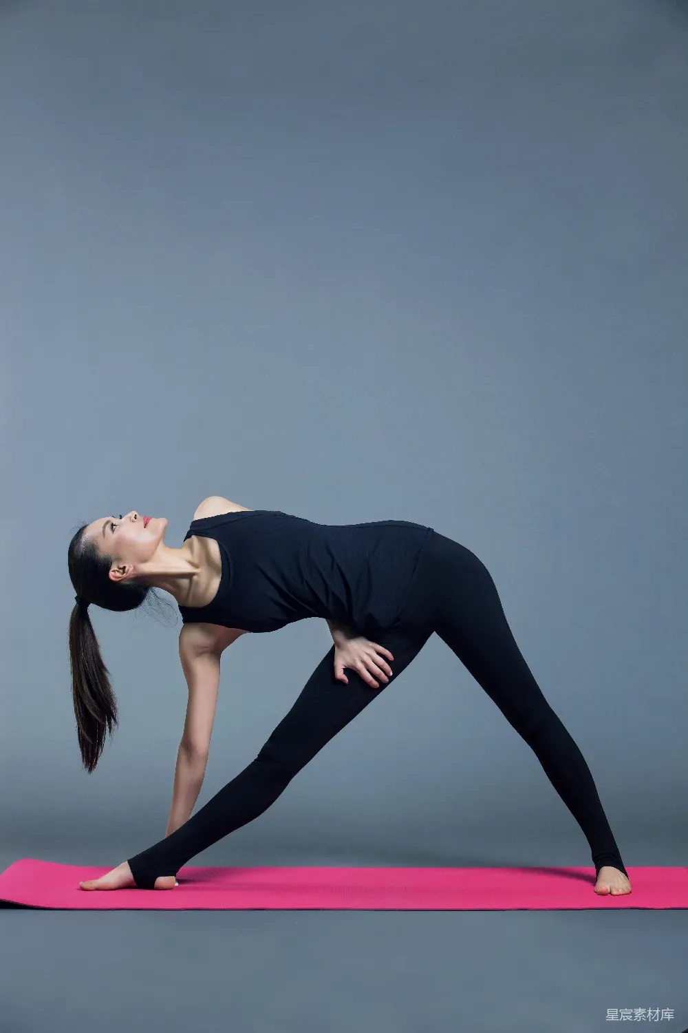 高清摄影 黑T恤女人大 diện瑜伽，穿着黑色紧身 leggings
