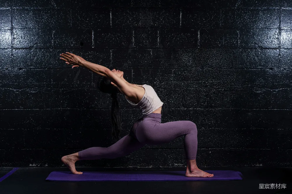 高清摄影 灰T恤和 leggings 穿着的女人在做瑜伽