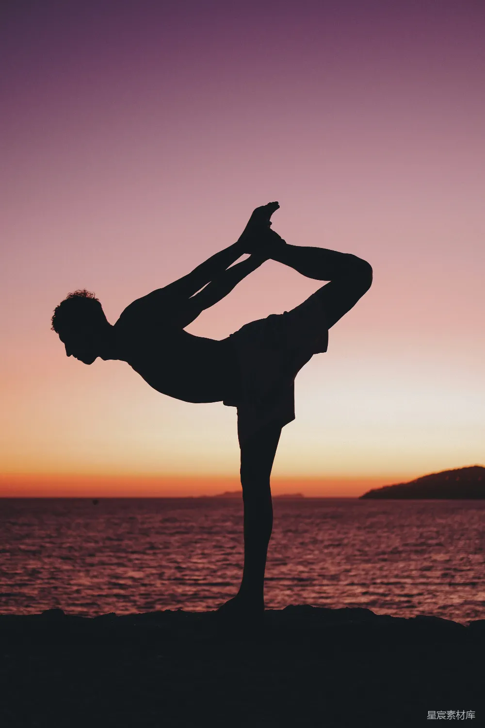 高清摄影  海滩上一个做倒立的人
