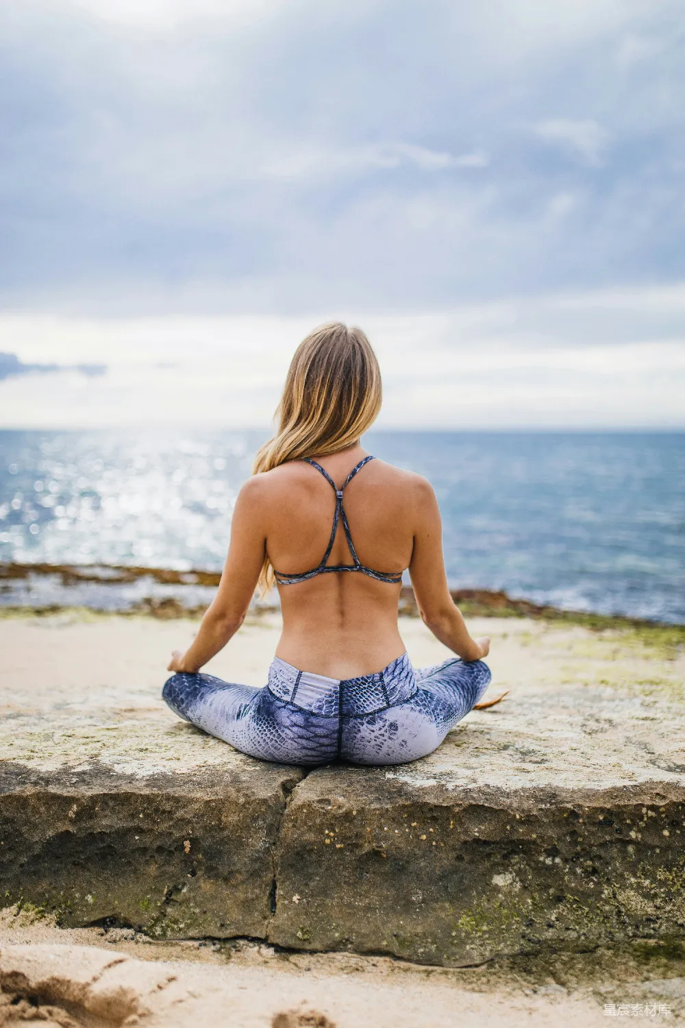 高清摄影 女性白天在海边冥想