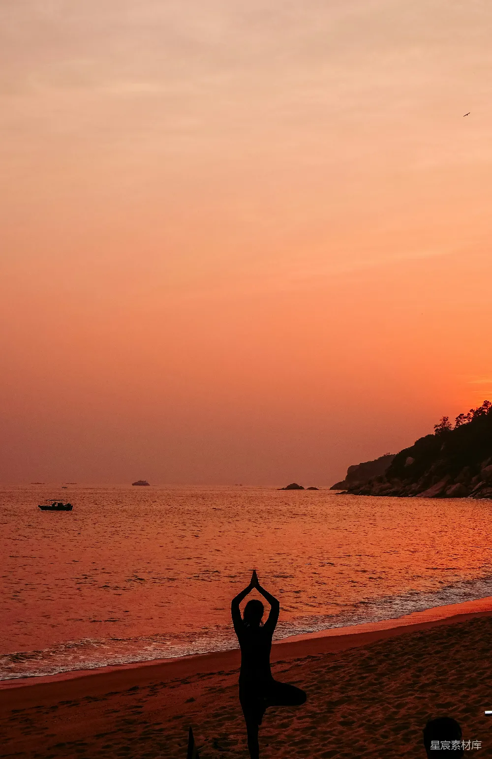高清摄影  夕阳下女性瑜伽的轮廓照