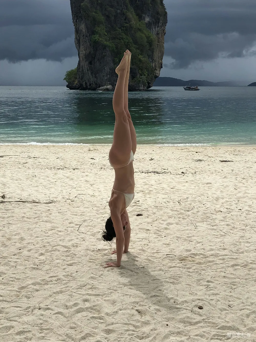 女穿比基尼站立于倒置状态