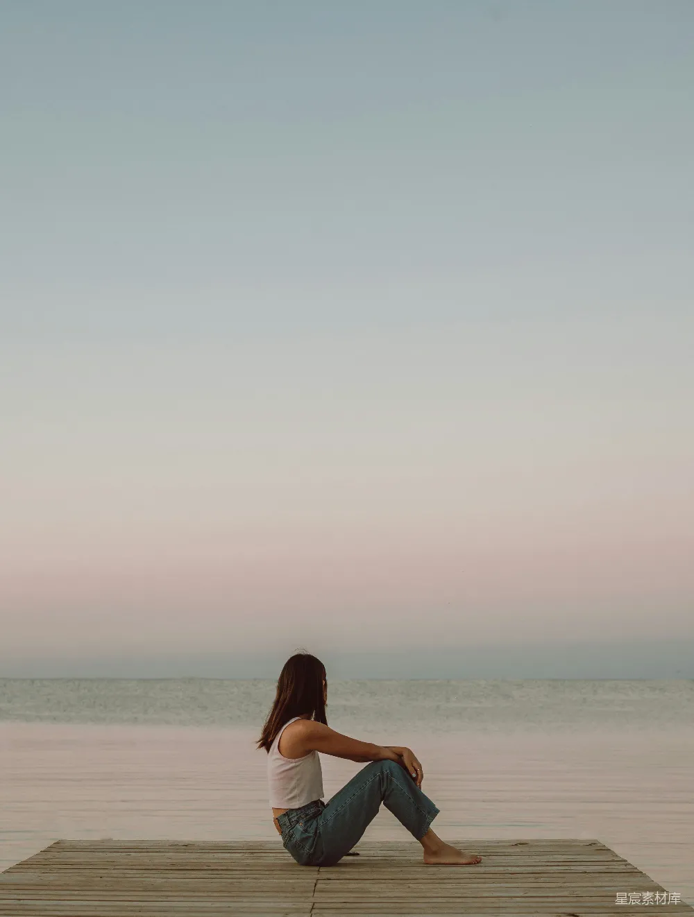 高清摄影 黑色连衣裙的女人在海滩上白天站立