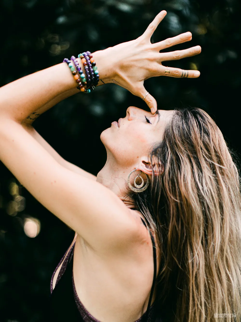 高清摄影 黑色上衣穿着的女人戴着银色手链