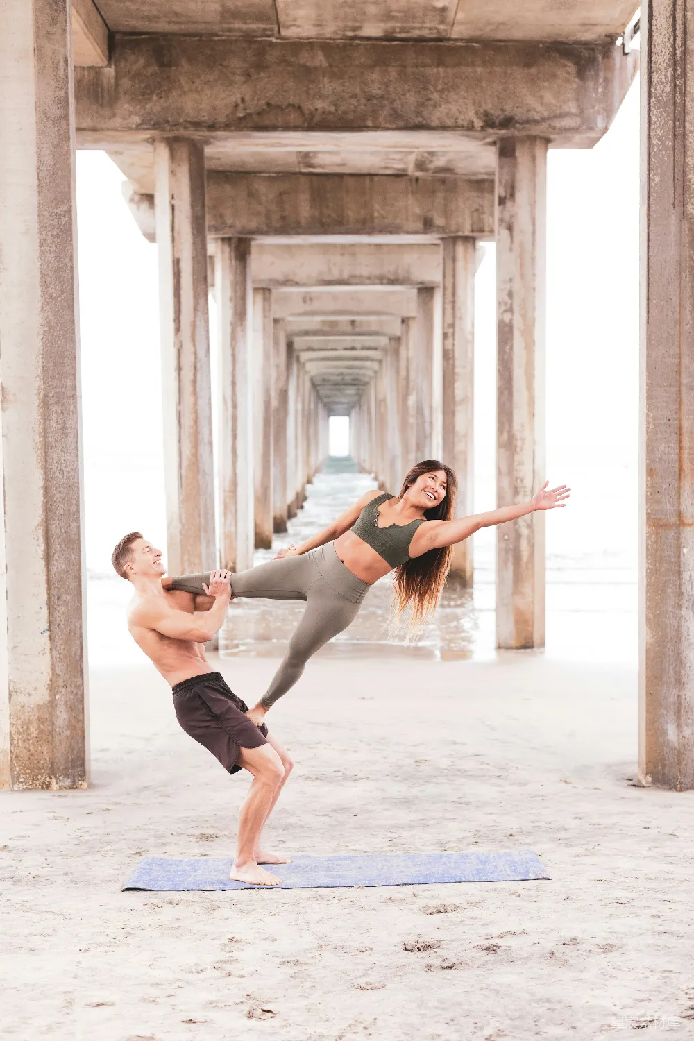 两名瑜伽学生在Yoga4Good瑜伽垫上做倒立瑜伽姿势。