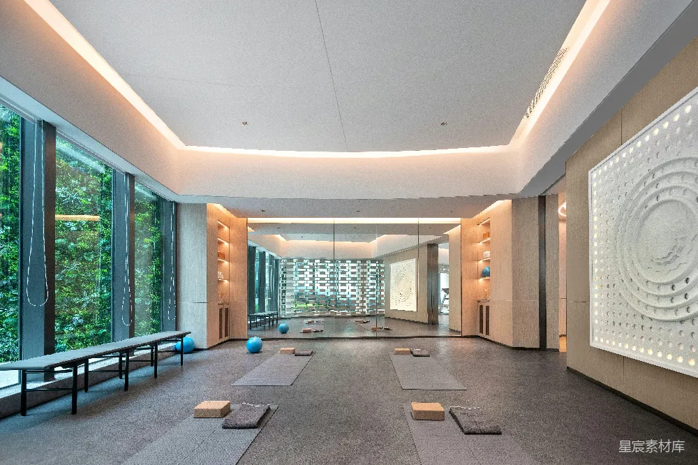 高清摄影 现代瑜伽 studio，配有大窗户和瑜伽垫。