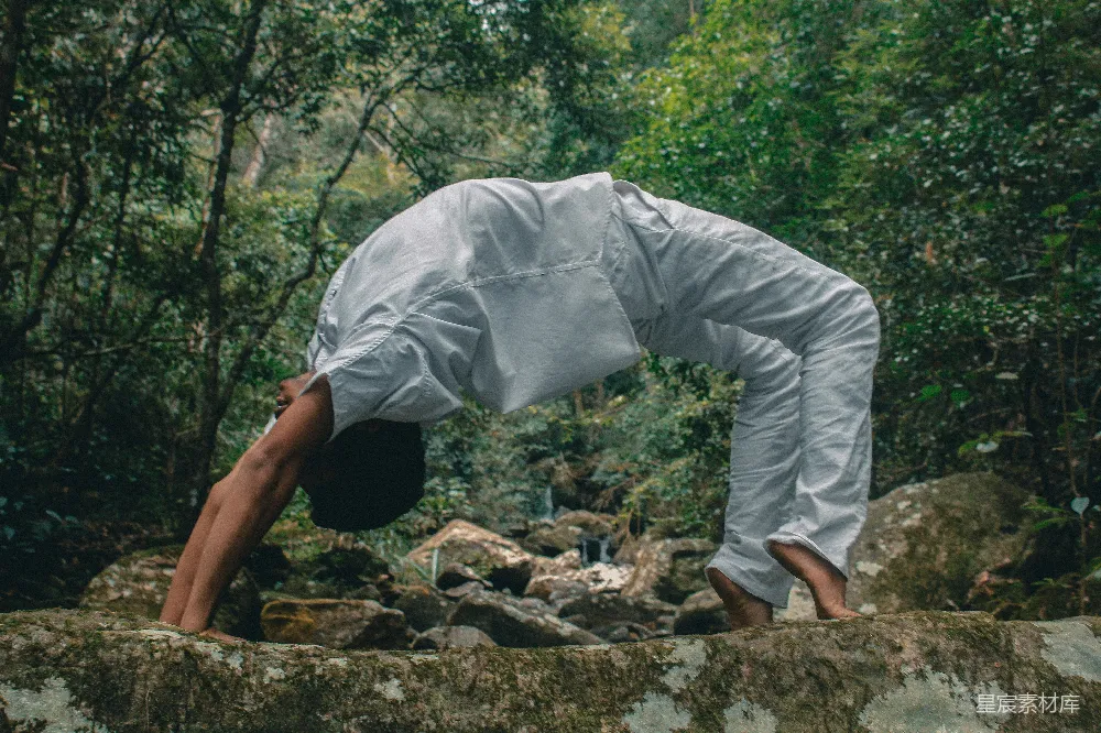 高清摄影  白上衣长袖男士站在岩石地带