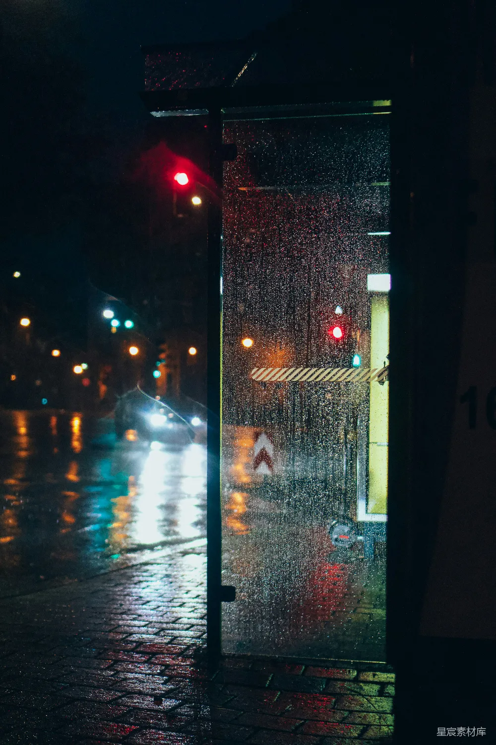 夜晚的城市街道上有一个红绿灯