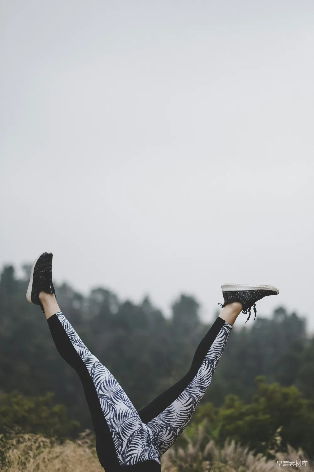 高清摄影  女性黑色与白色紧身 leggings