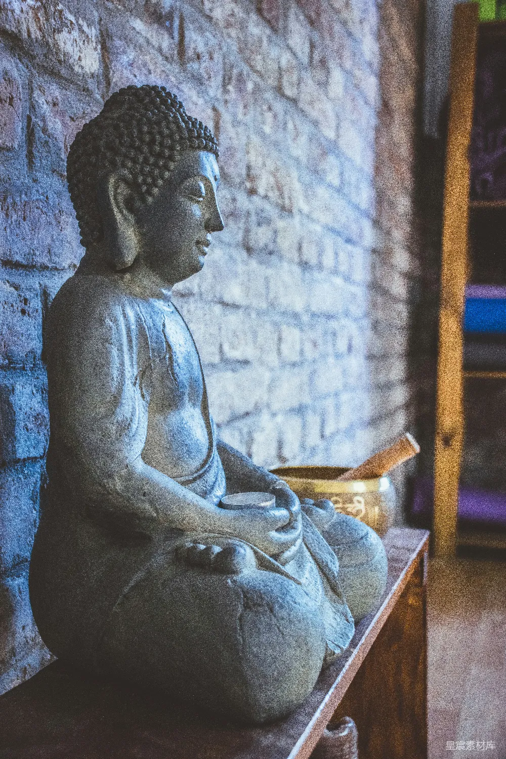 高清摄影  一尊佛像坐在木桌之上