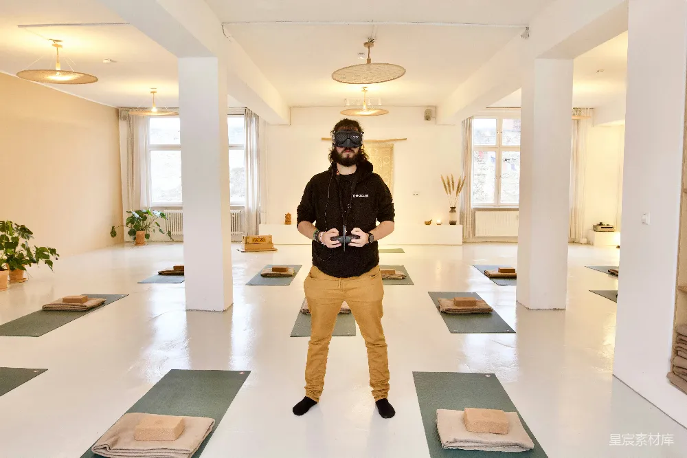 高清摄影  一个男人站在瑜伽垫上，房间内。