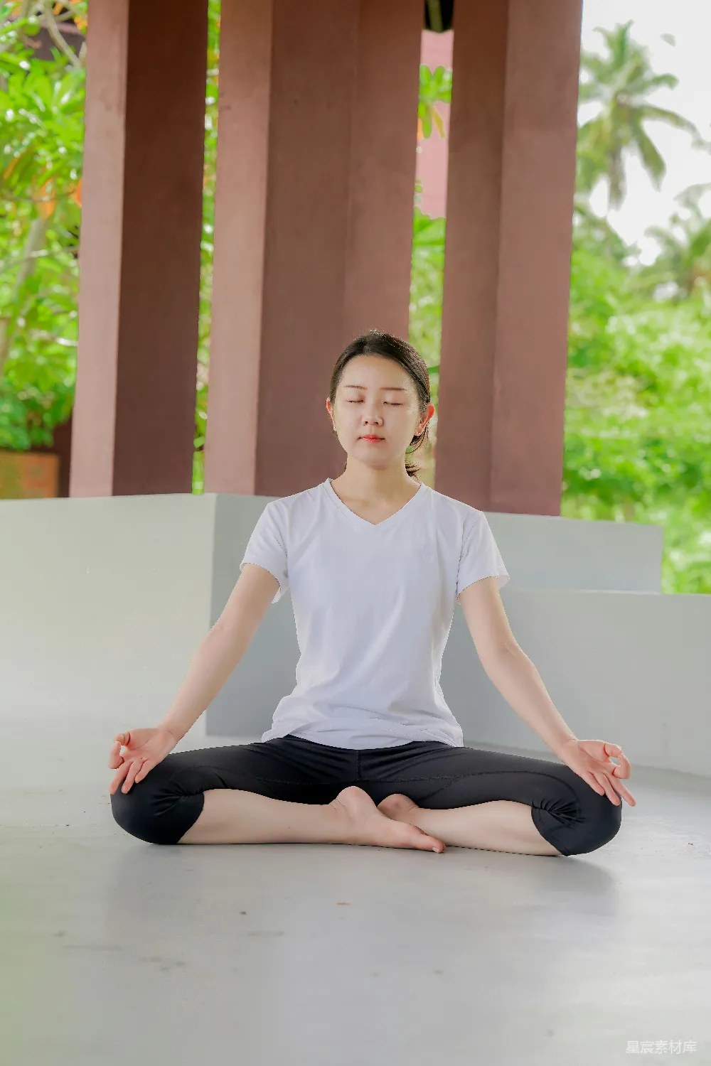 高清摄影 一个女人正在打坐姿势中坐着