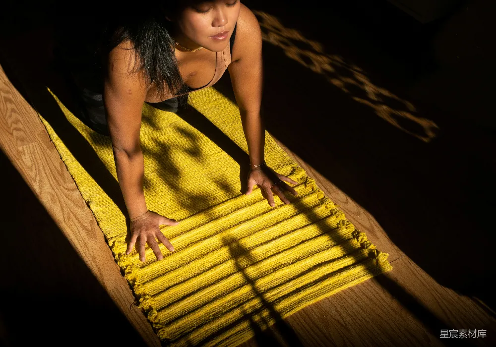 高清摄影 黄色上衣的女人在棕色木制的码头上站立，白天时间。