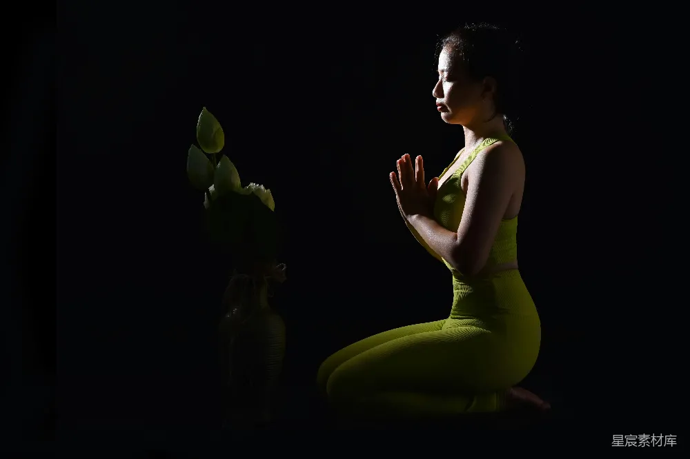 高清摄影  一个穿黄色连衣裙的女人