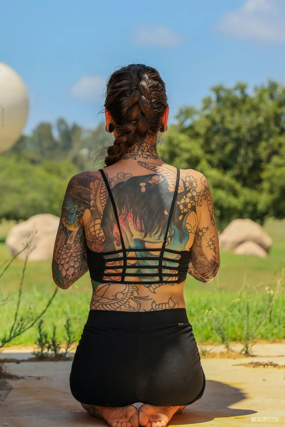 高清摄影 人物 身穿棕色和黑色长袖上衣的女子站在绿色草地上，白天时间