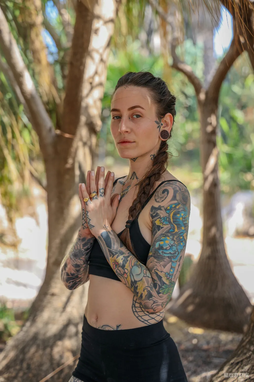 高清摄影 身穿黑蓝花卉图案胸衣和内裤的女人正站在树旁的白天