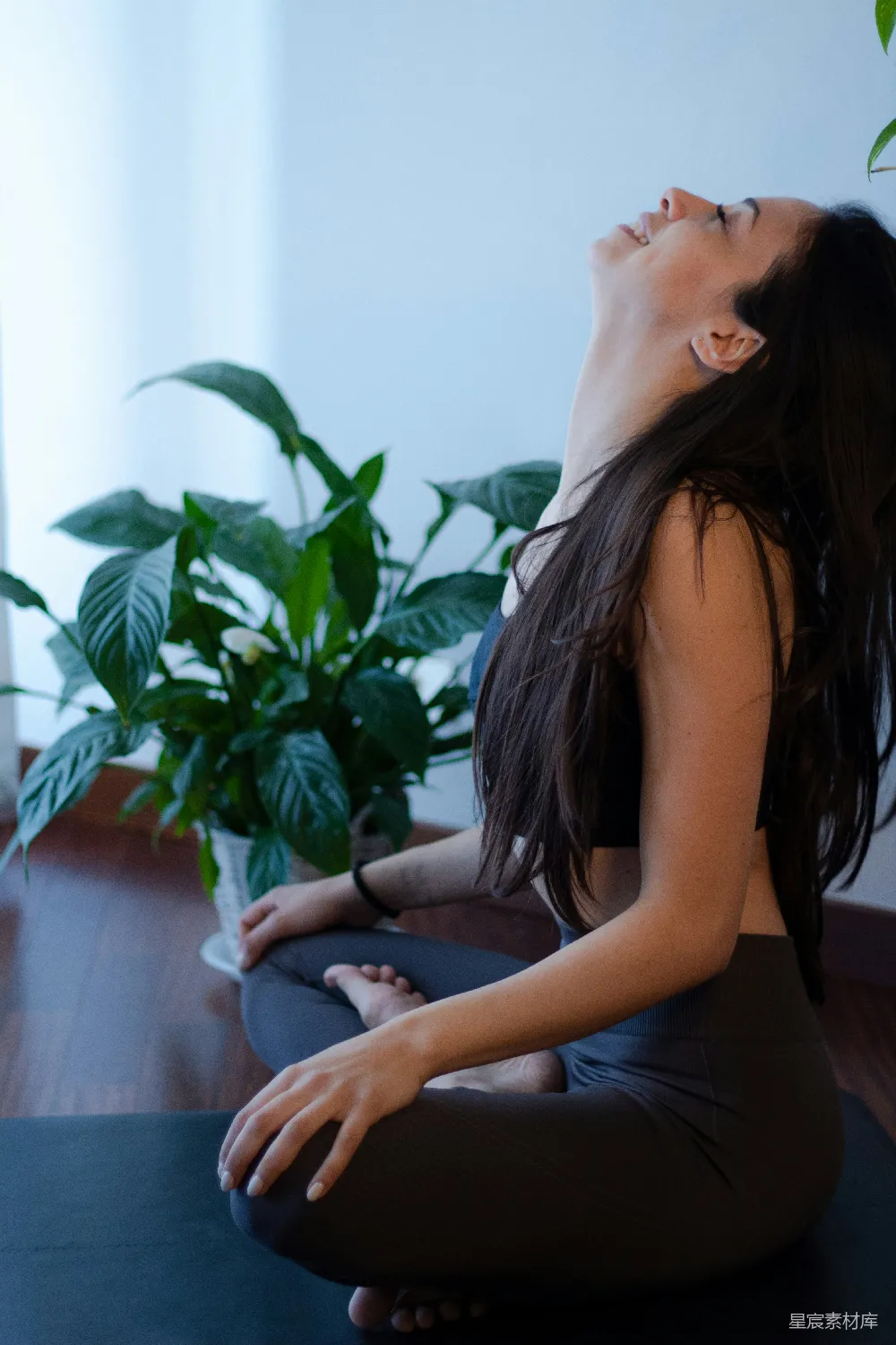 高清摄影  蓝色t恤和蓝色牛仔裤的女人坐在白色的沙发上