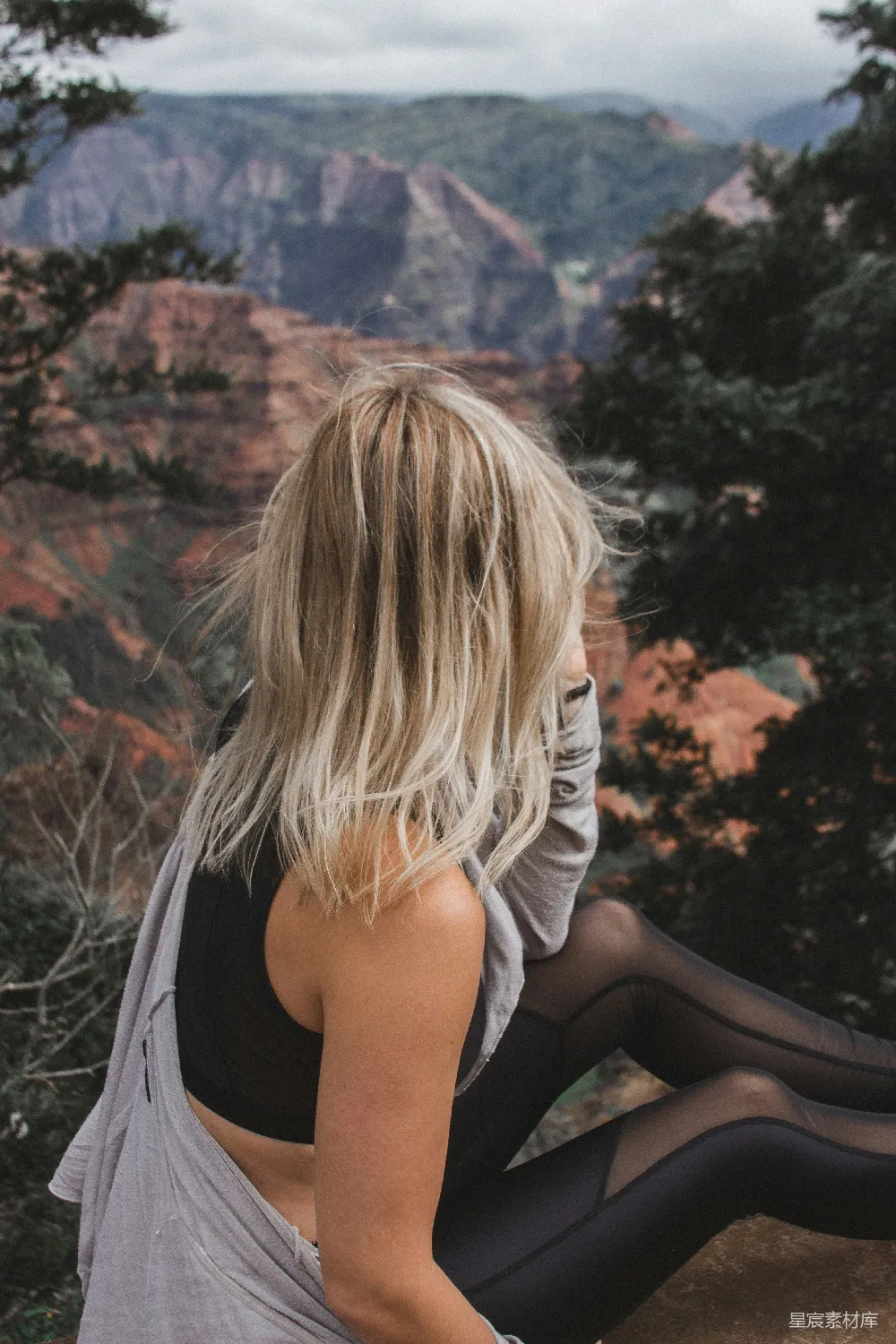 高清摄影  女性黑色 cropped 衬衫