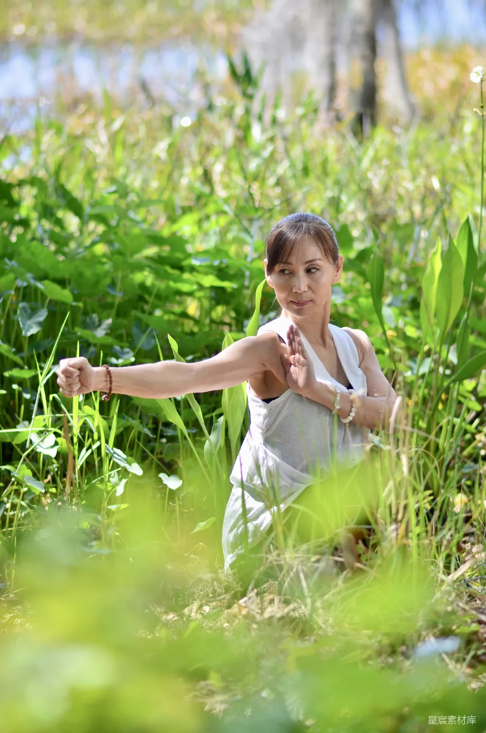 高清摄影  一位妇女站在一丛高高的草田中