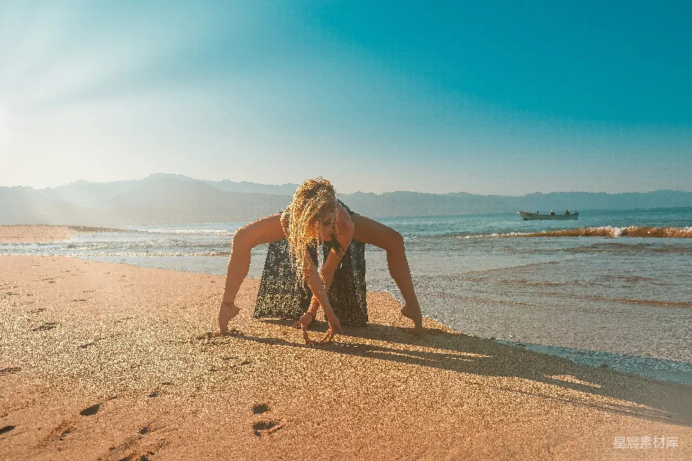 高清摄影 女人在沙滩海边日间摆姿势