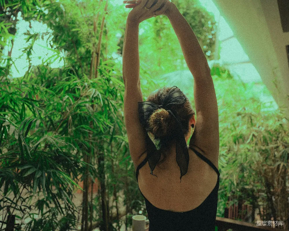 高清摄影 黑色连衣裙的女人正在做瑜伽。