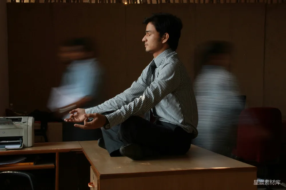 高清摄影  身穿白色和蓝色条纹衬衫的男子坐在棕色木桌旁