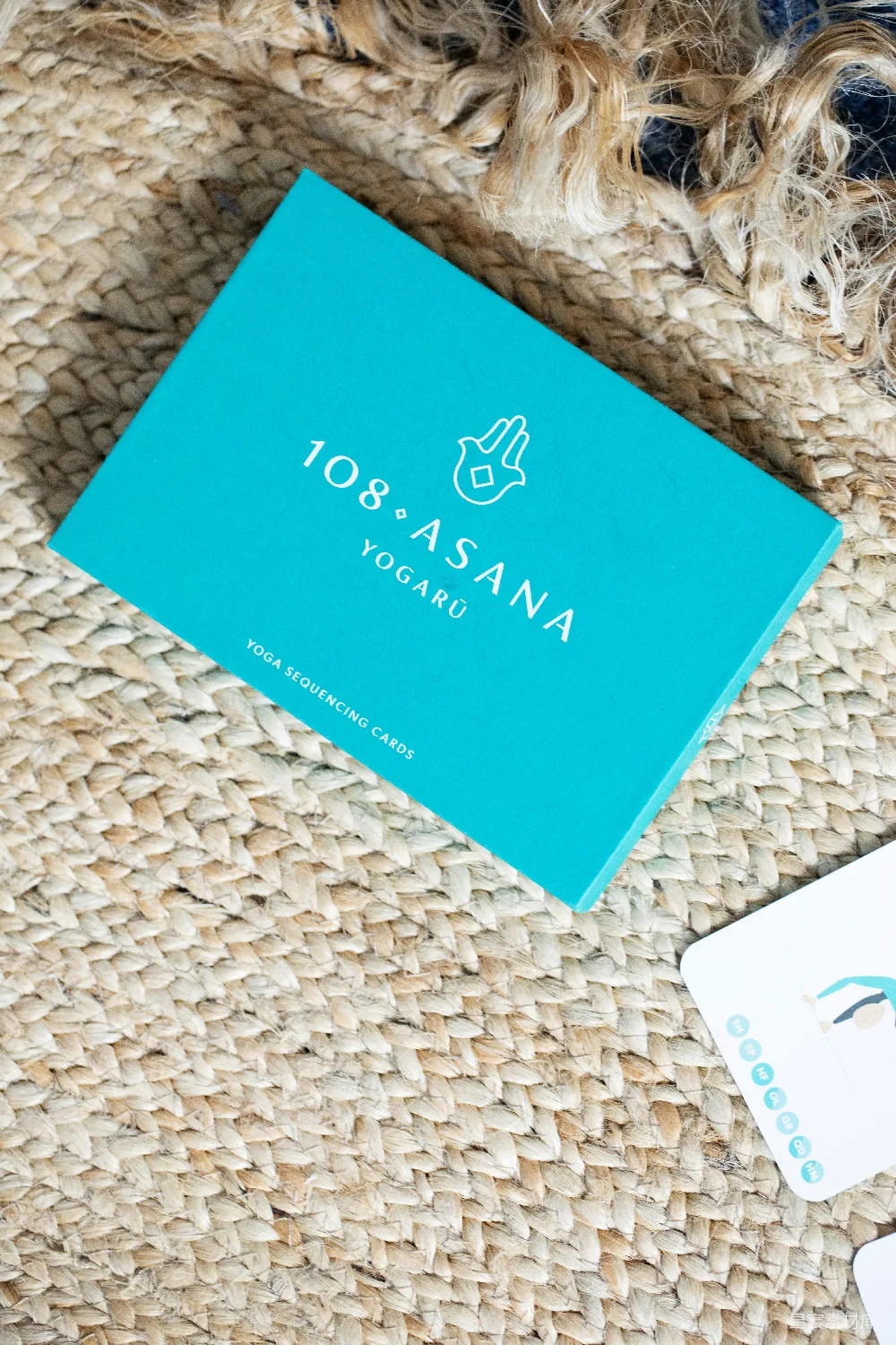 高清摄影 turquoise瑜伽卡片放在编织垫上。