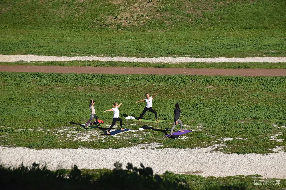 高清摄影 白天在绿草地上的人们