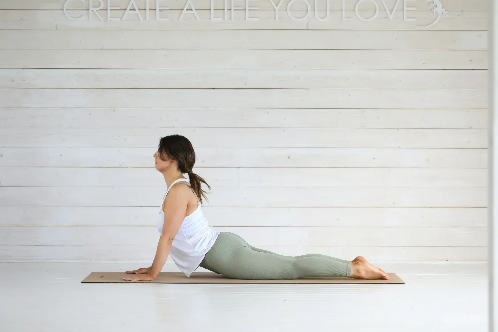 高清摄影 女性在瑜伽垫上做cobra pose（瓦希斯塔式）