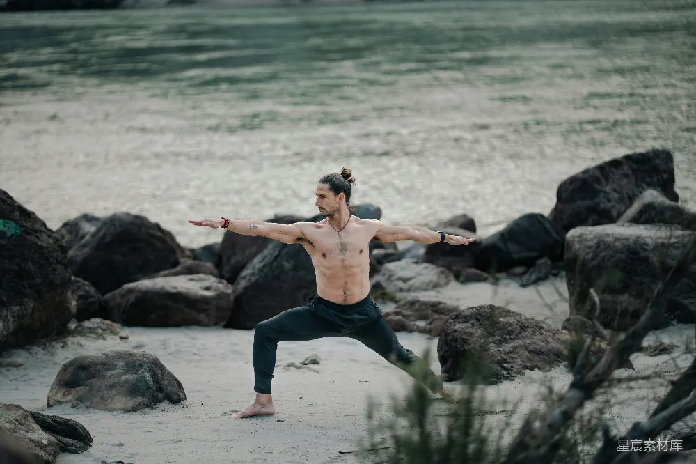 高清摄影 海滩上一名男子正在做瑜伽姿势