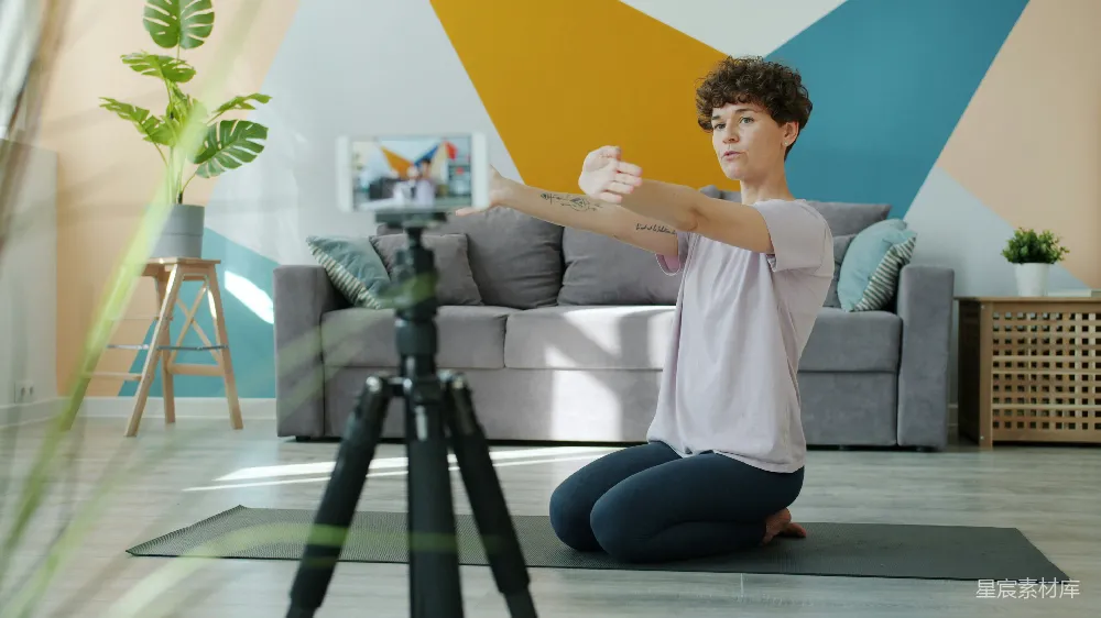 高清摄影  女性在 tripod 前面做瑜伽。