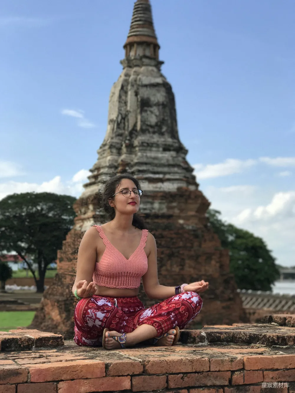 高清摄影 女人在地标旁做瑜伽姿势
