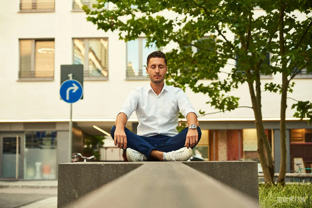 高清摄影 白衬衫男士坐在灰色混凝土长凳上，白天时间