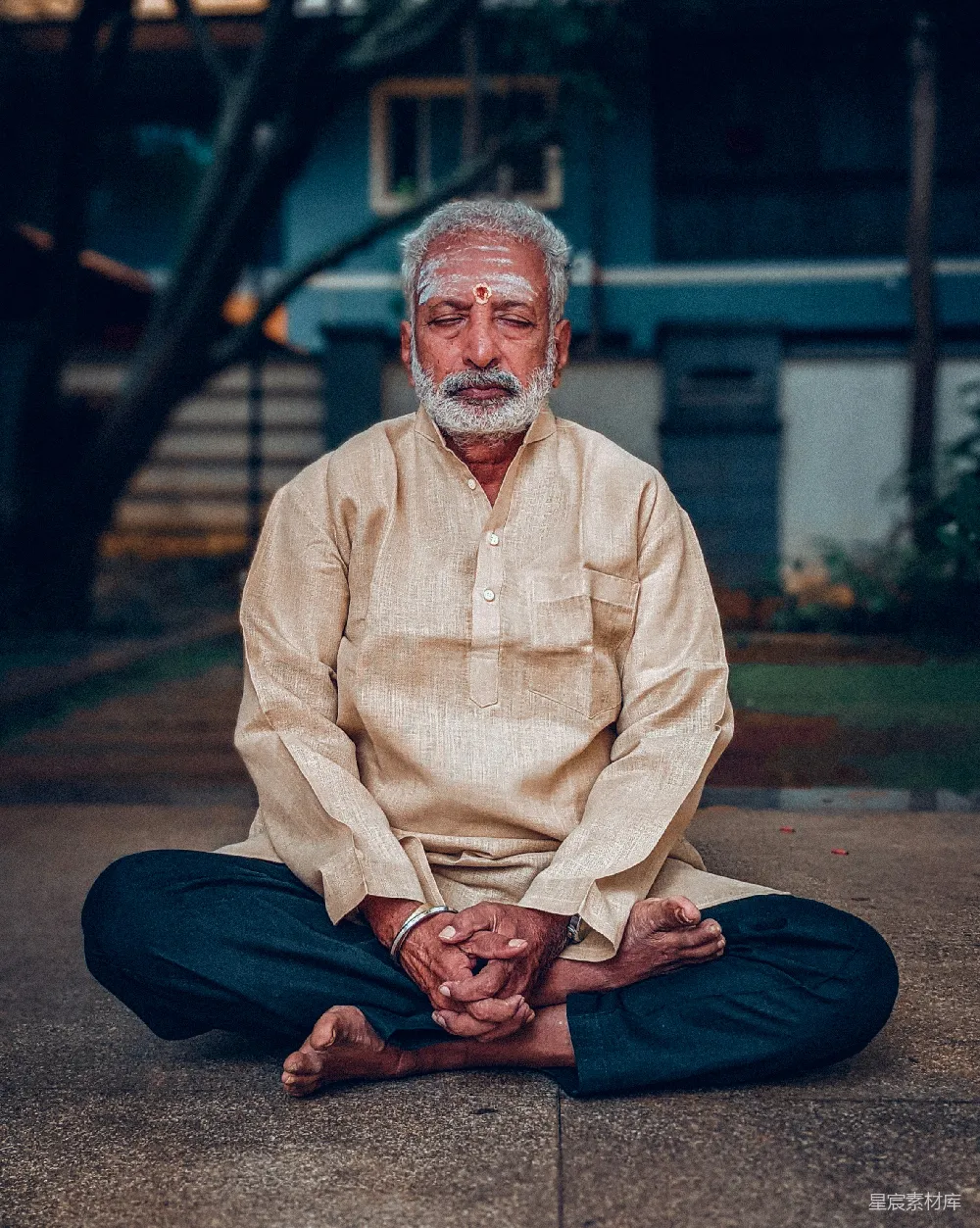 高清摄影 人物 一个男人坐在地上，处于冥想姿势。